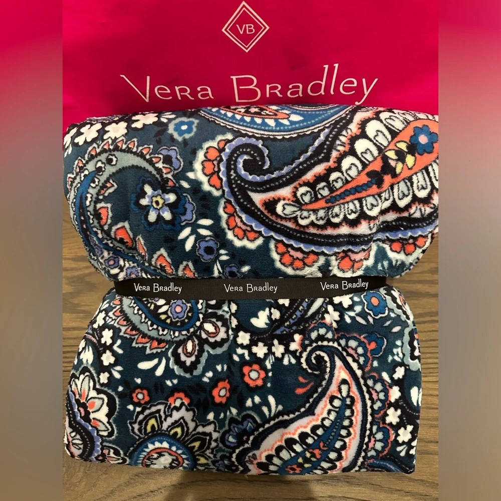 Vera Bradley Fleece Throw Blanket NWT ❤️‍🔥FIRM PRICE❤️‍🔥 - Picture 4 of 4